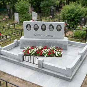 Семейный памятник из серого гранита на пять человек