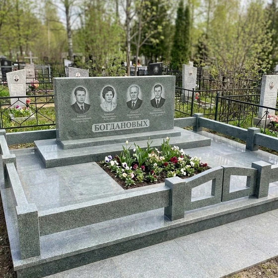 Семейный памятник на четверых из серо-зеленого гранита