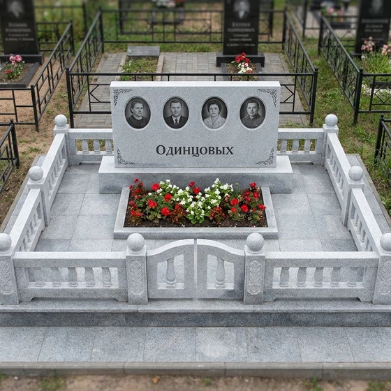 Семейный памятник на четверых из серого гранита