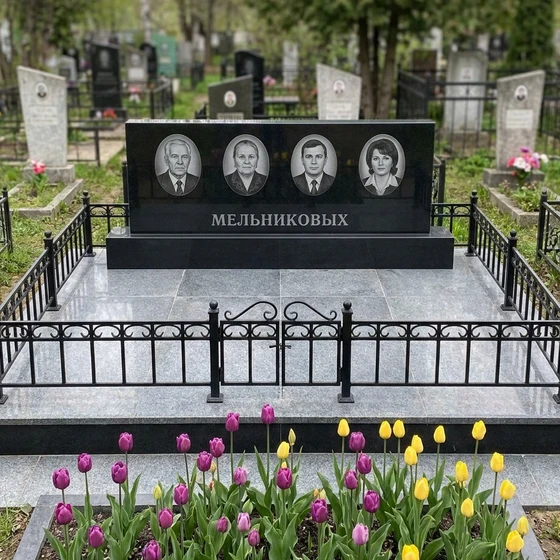 Семейный памятник на четверых из черного гранита