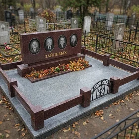 Семейный памятник на четверых из красного гранита