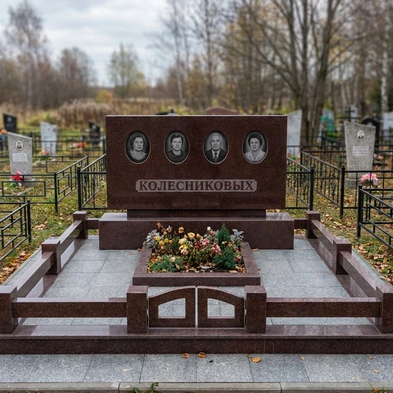 Семейный памятник на четверых из красного гранита
