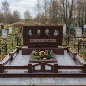 Семейный памятник на четверых из красного гранита