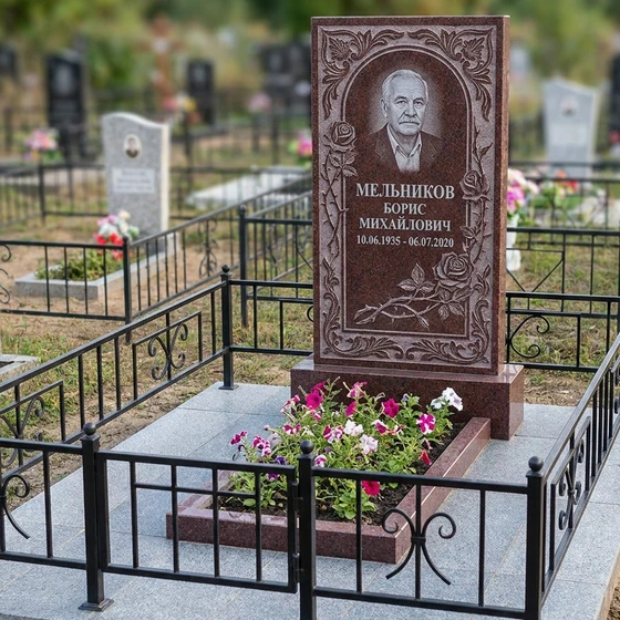 Резной памятник из красного гранита
