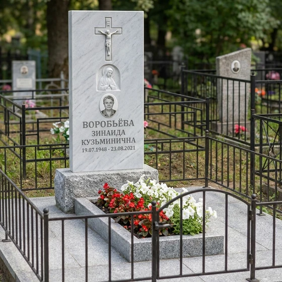 Светлый католический памятник из белого мрамора