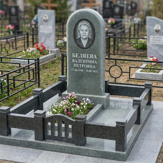 Памятник с куполом из серо-зелёного гранита