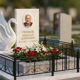 Памятник с лебедем и распростертыми крыльями из белого мрамора