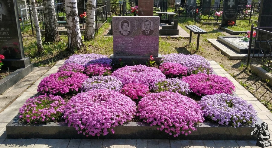 russian-cemetery-granite-tombstone-creeping-phlox