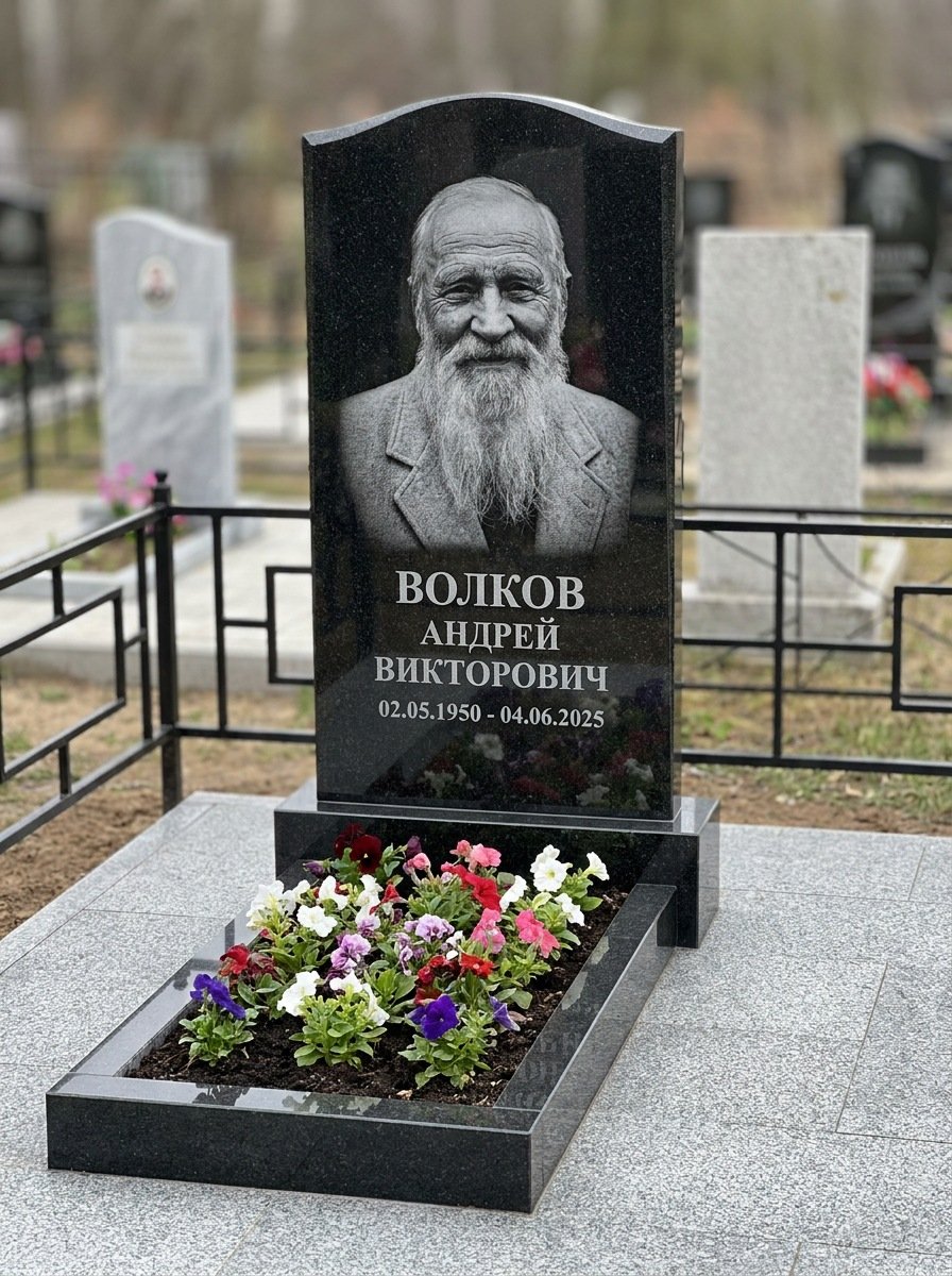 Портрет на памятнике в Сочи — Старый снимок восстановили, портрет по грудь — гравировка